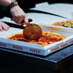 take away pizza klaar gemaakt met liefde bij pizzeria La Duna te Bredene